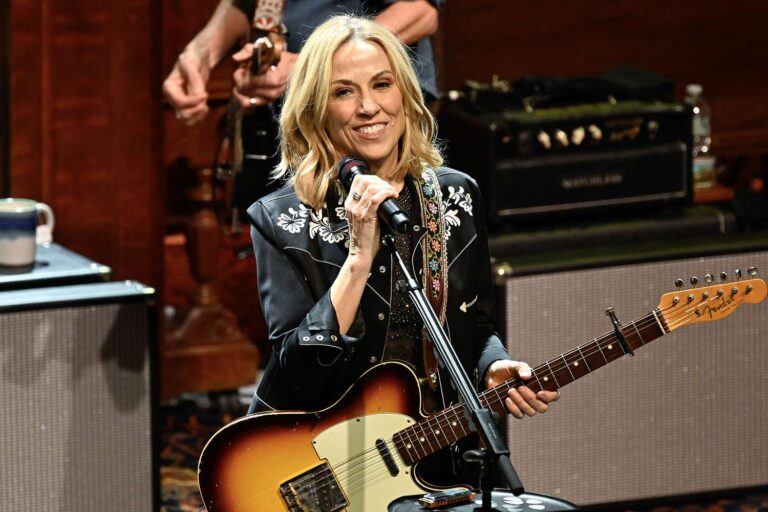 sheryl-crow-1-5cfae10f5a924936b7096c40cdd16039.jpg