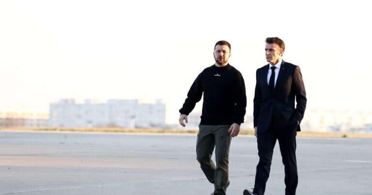 10int-macron-zelensky-01-wpzh-facebookJumbo.jpg