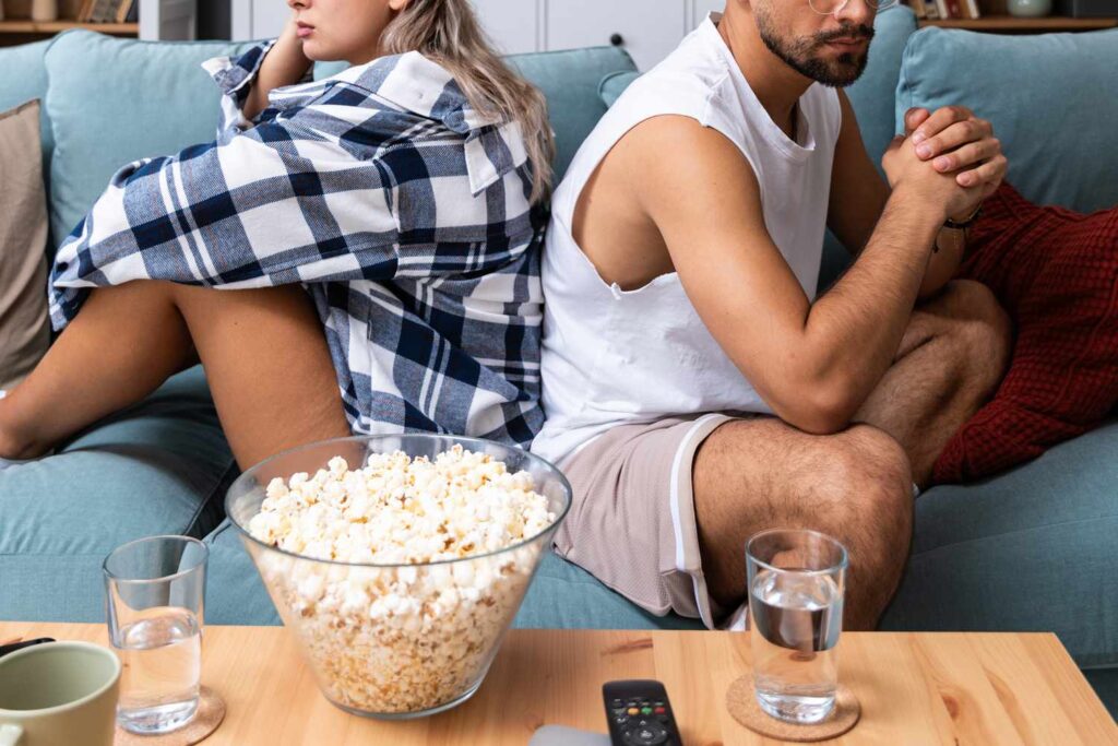 couple-watching-tv3-12725-6e02460617734f698decd486a4dffb3e.jpg
