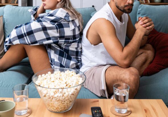 couple-watching-tv3-12725-6e02460617734f698decd486a4dffb3e.jpg