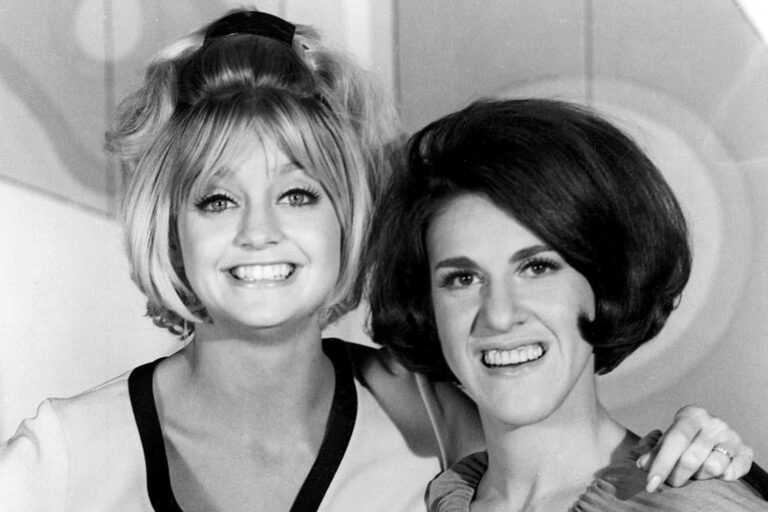 goldie-hawn-ruth-buzzi-rowan-martin-laugh-in-050225-3c2f15356d644796be56843cd7984b9f.jpg