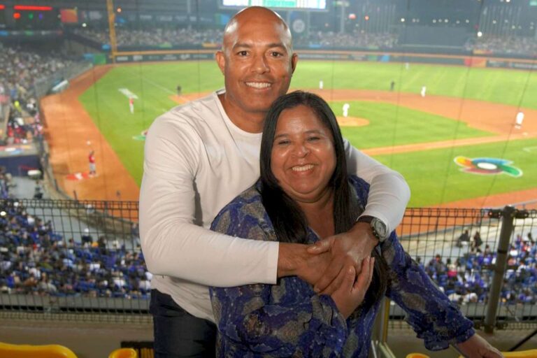 mariano-rivera-wife-clara-baseball-game-main-012325-5472ed0397104963a1483a38dec744a4.jpg