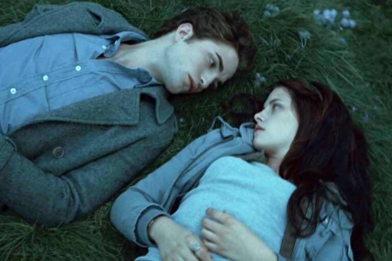 twilight-robert-pattinson-kristen-stewart-050125-d0cc962fc92a45bd973d28c5510bd9d0.jpg